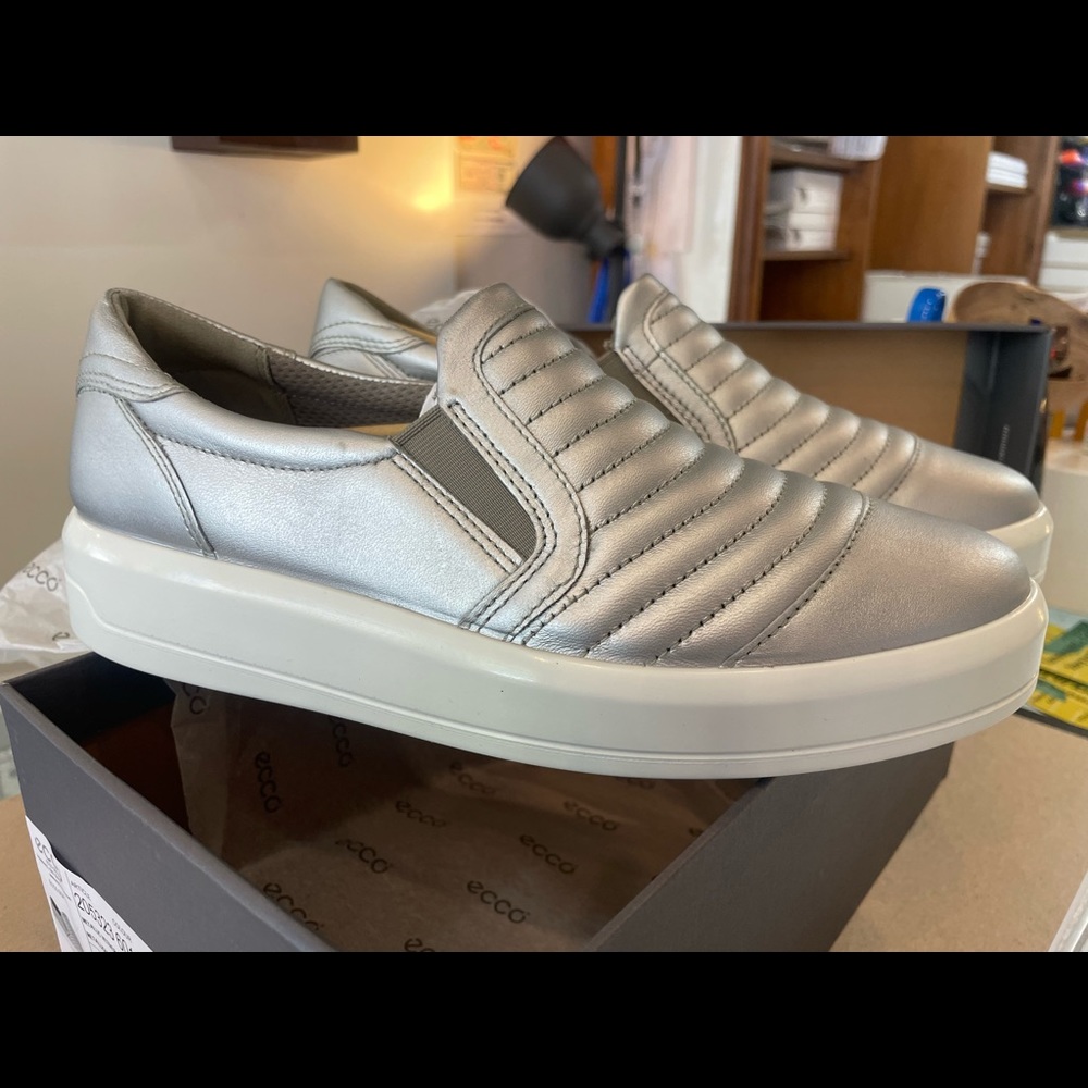 Ecco Soft 9 II slip on shoes in silver in size 39 (8-8.5)